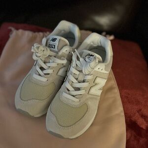 New balance little kids size 2 sneakers new with shoe bag no box